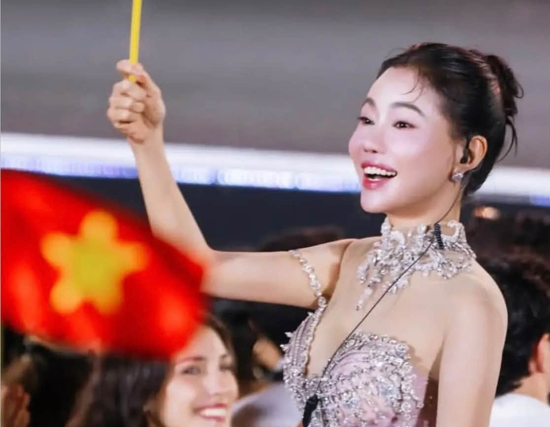 Phạm Kim Dung, national director of Miss World Vietnam and a sitting judge at Miss World 2026, seen cheering for her own delegate during the broadcast.