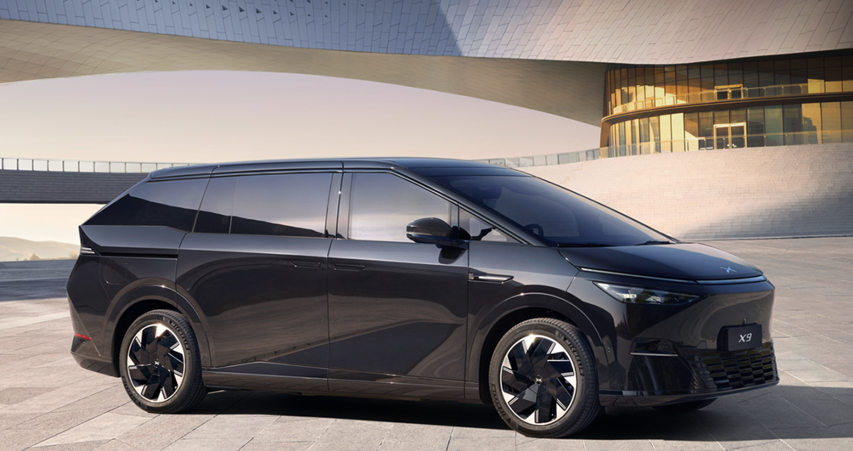 Empowered by the cutting-edge SEPA2.0 architecture, the XPENG X9 redefines the conventional norms of MPV models in the market.